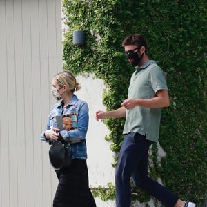 Exclusif - Emma Roberts, vêtue d'une veste en jean brodée à son nom dans le dos, quitte des amis à Beverly Hills. Le 6 juin 2020.