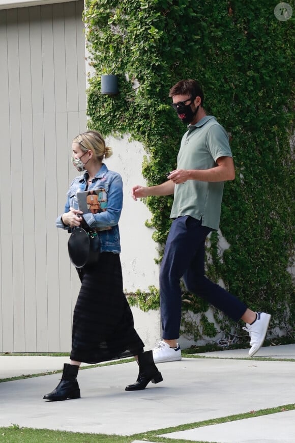 Exclusif - Emma Roberts, vêtue d'une veste en jean brodée à son nom dans le dos, quitte des amis à Beverly Hills. Le 6 juin 2020.