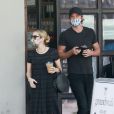 Exclusif - Emma Roberts et son compagnon Garret Hedlund prennent leur café à emporter à Los Angeles, Californie, Etats-Unis, le 5 juin 2020.