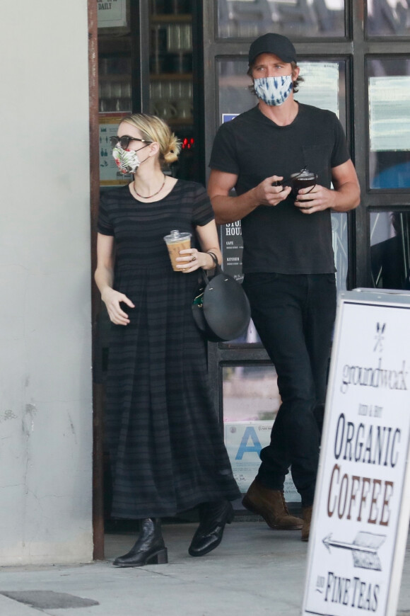 Exclusif - Emma Roberts et son compagnon Garret Hedlund prennent leur café à emporter à Los Angeles, Californie, Etats-Unis, le 5 juin 2020.