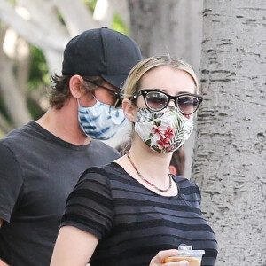 Exclusif - Emma Roberts et son compagnon Garret Hedlund prennent leur café à emporter à Los Angeles, Californie, Etats-Unis, le 5 juin 2020.