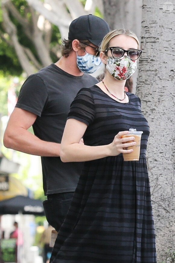 Exclusif - Emma Roberts et son compagnon Garret Hedlund prennent leur café à emporter à Los Angeles, Californie, Etats-Unis, le 5 juin 2020.