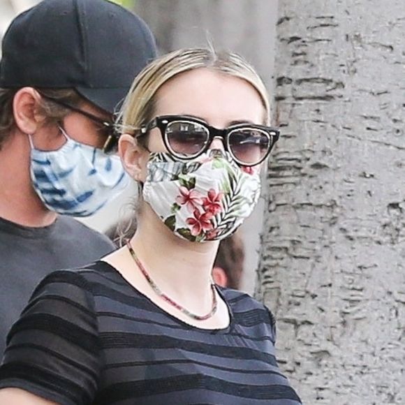 Exclusif - Emma Roberts et son compagnon Garret Hedlund prennent leur café à emporter à Los Angeles, Californie, Etats-Unis, le 5 juin 2020.