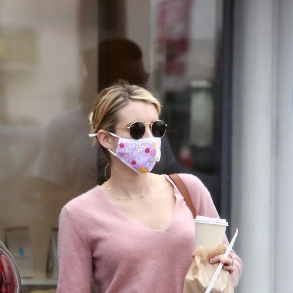 Exclusif - Emma Roberts est allée acheter un café à emporter pendant l'épidémie de Coronavirus Covid-19 à Los Angeles, le 30 mai 2020