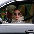 Exclusif - Les acteurs Emma Roberts, 29 ans, et son compagnon Garrett Hedlund, 35 ans, utilisent le drive-in de "Starbucks" pour commander leurs cafés à emporter à Los Angeles, le 13 avril 2020.