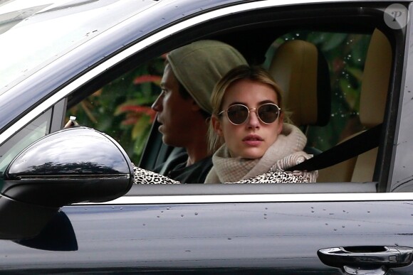 Exclusif - Les acteurs Emma Roberts, 29 ans, et son compagnon Garrett Hedlund, 35 ans, utilisent le drive-in de "Starbucks" pour commander leurs cafés à emporter à Los Angeles, le 13 avril 2020.