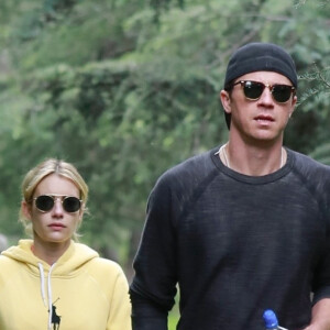 Exclusif - Emma Roberts et son compagnon Garrett Hedlund font une randonnée dans les collines de Los Angeles, en plein épidémie de coronavirus (Covid-19), le 19 mars 2020.