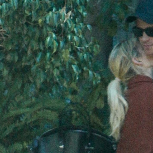 Exclusif - Emma Roberts et son compagnon Garrett Hedlund s'embrassent à la sortie d'un déjeuner au "Four Season Hotel" à Los Angeles, le 8 janvier 2020.