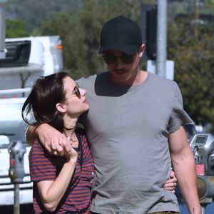 Exclusif - Emma Roberts et son compagnon Garrett Hedlung se baladent en amoureux à Los Angeles le 10 octobre 2019.