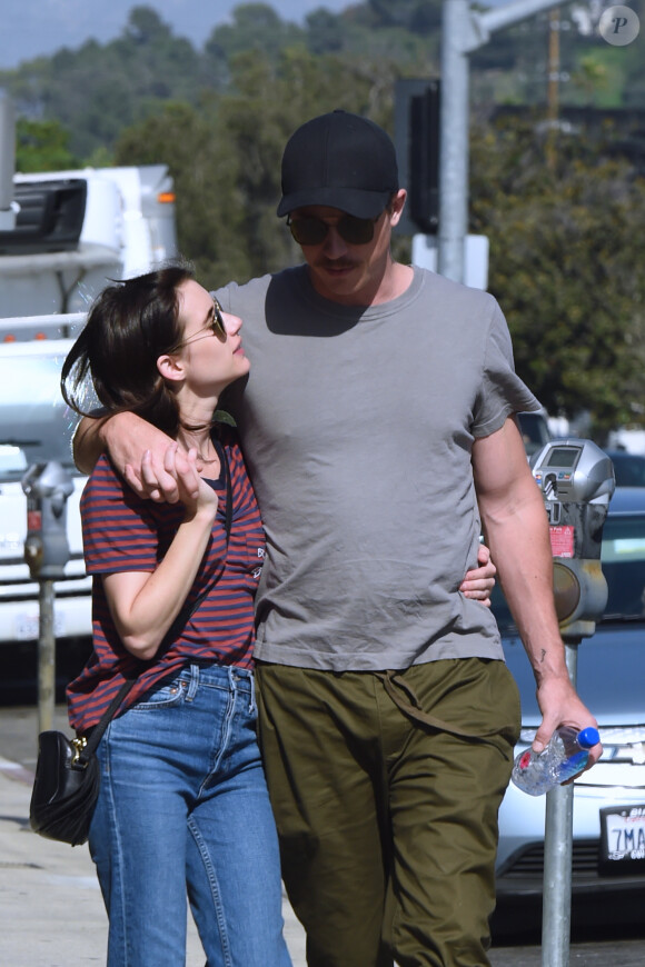 Exclusif - Emma Roberts et son compagnon Garrett Hedlung se baladent en amoureux à Los Angeles le 10 octobre 2019.