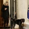 La première dame Brigitte Macron promène son chien Nemo autour du palais de l'Elysée à Paris le 20 novembre 2017 © Stéphane Lemouton/Bestimage