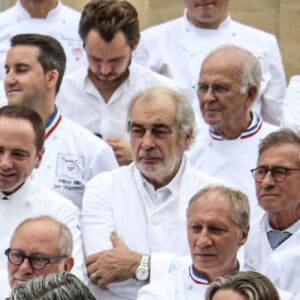 Olivier Ginon, Jean-Yves Le Drian, ministre des affaires étrangères, Gérard Collomb, ministre de l'Intérieur, Guillaume Gomez, chef du palais de l'Elysée , Alain Ducasse, Joël Robuchon, Anne-Sophie Pic, Guy Savoy, Marc Veyrat, Ghislaine Arabian, Yannick Alleno, Dominique Crenn, Claire Heitzler, Jérôme Bocuse, le chien Némo - Le président de la République Emmanuel Macron et sa femme Brigitte Macron (Trogneux) reçoivent 180 chefs étoilés à déjeuner au palais de l'Elysée à Paris, le 27 septembre 2017, pour promouvoir la cuisine française. © Hamilton/Pool/Bestimage