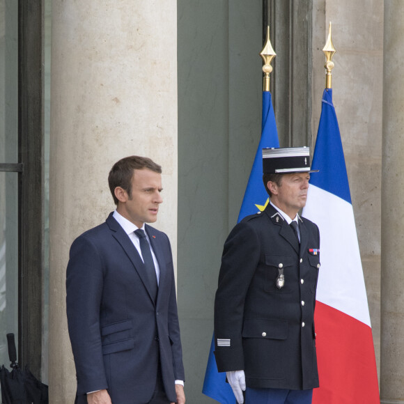 Le président Emmanuel Macron et son chien Nemo sur le perron du palais de l'Elysée à Paris le 28 août 2017 © Pierre Perusseau / Bestimage