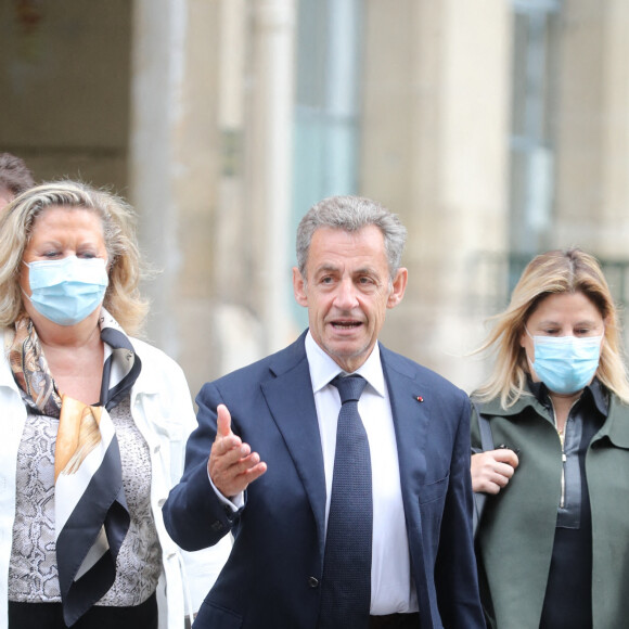 Nicolas Sarkozy a voté vers 9h00 sans son épouse pour le second tour des éléctions municipales à l'école élémentaire Lafontaine dans le 16ème arrondissement de Paris le 28 juin 2020.