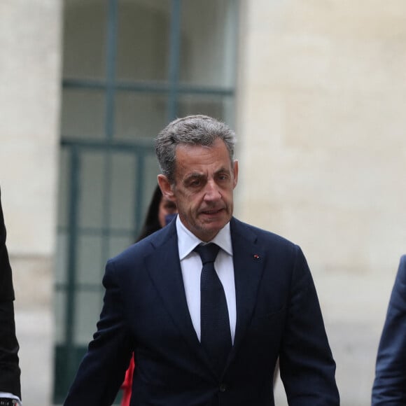 Nicolas Sarkozy a voté vers 9h00 sans son épouse pour le second tour des éléctions municipales à l'école élémentaire Lafontaine dans le 16ème arrondissement de Paris le 28 juin 2020.