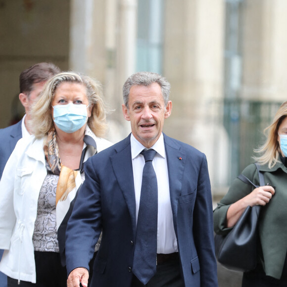 Nicolas Sarkozy a voté vers 9h00 sans son épouse pour le second tour des éléctions municipales à l'école élémentaire Lafontaine dans le 16ème arrondissement de Paris le 28 juin 2020.