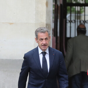 Nicolas Sarkozy a voté vers 9h00 sans son épouse pour le second tour des éléctions municipales à l'école élémentaire Lafontaine dans le 16ème arrondissement de Paris le 28 juin 2020.