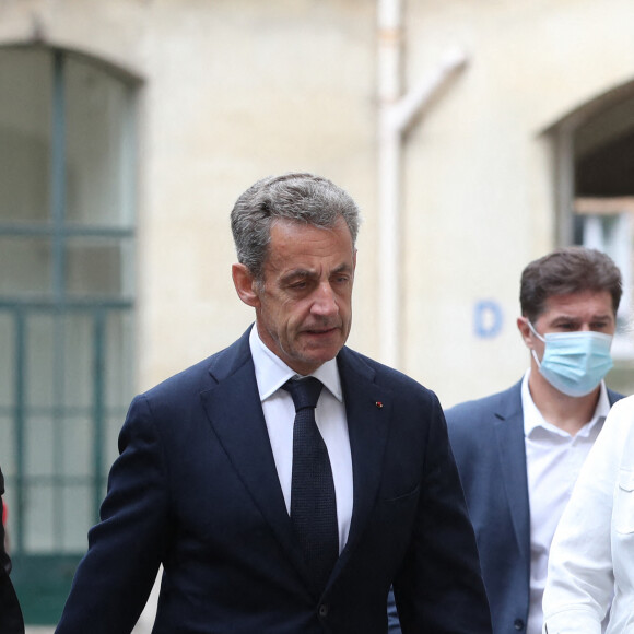 Nicolas Sarkozy a voté vers 9h00 sans son épouse pour le second tour des éléctions municipales à l'école élémentaire Lafontaine dans le 16ème arrondissement de Paris le 28 juin 2020.