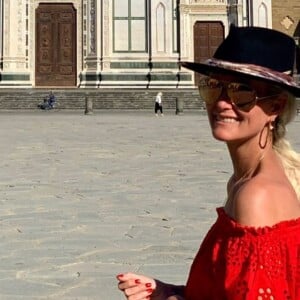 Laeticia Hallyday en vacances en Italie. Après Pise, elle a visité Florence le 28 juin 2020.