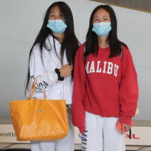 Laeticia Hallyday et ses filles Jade et Joy arrivent, avec des masques de protection contre l'épidémie de coronavirus (Covid-19), à l'aéroport de Paris-Charles-de-Gaulle à Roissy-en-France, France, le 18 juin 2020.