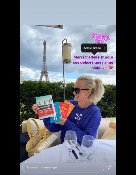 Laeticia Hallyday a été gâtée par Adèle Bréau, qui lui a offert plusieurs de ses livres. La maman de Jade et Joy a déjeuné près de la Tour Eiffel le 20 juin 2020.
