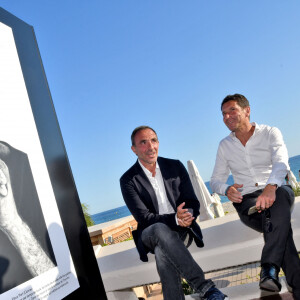 David Lisnard, le maire de Cannes, avec Nikos Aliagas - Inauguration de l'exposition des photographies de Nikos Aliagas "Thalassa, peuples de la mer" sur la croisette à Cannes le 25 juin 2020.