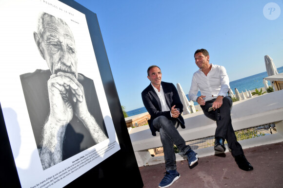 David Lisnard, le maire de Cannes, avec Nikos Aliagas - Inauguration de l'exposition des photographies de Nikos Aliagas "Thalassa, peuples de la mer" sur la croisette à Cannes le 25 juin 2020.