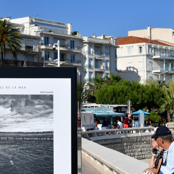 Inauguration de l'exposition des photographies de Nikos Aliagas "Thalassa, peuples de la mer" sur la croisette à Cannes le 25 juin 2020.