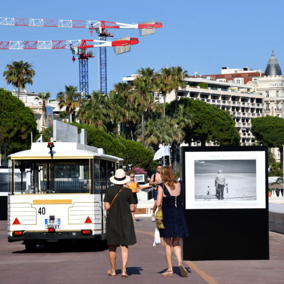 Inauguration de l'exposition des photographies de Nikos Aliagas "Thalassa, peuples de la mer" sur la croisette à Cannes le 25 juin 2020.