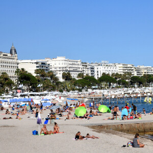 Inauguration de l'exposition des photographies de Nikos Aliagas "Thalassa, peuples de la mer" sur la croisette à Cannes le 25 juin 2020.