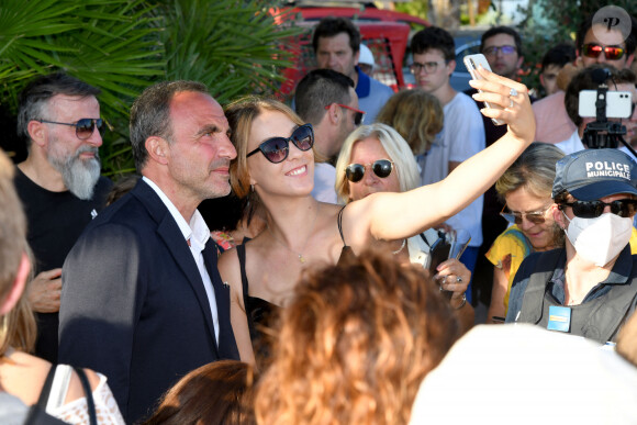 Inauguration de l'exposition des photographies de Nikos Aliagas "Thalassa, peuples de la mer" sur la croisette à Cannes le 25 juin 2020.