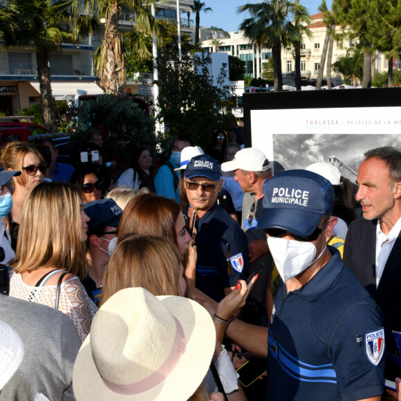 Inauguration de l'exposition des photographies de Nikos Aliagas "Thalassa, peuples de la mer" sur la croisette à Cannes le 25 juin 2020.