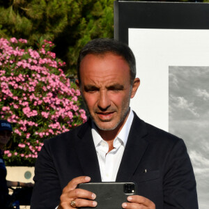 Inauguration de l'exposition des photographies de Nikos Aliagas "Thalassa, peuples de la mer" sur la croisette à Cannes le 25 juin 2020.