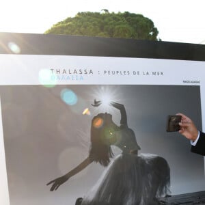 Inauguration de l'exposition des photographies de Nikos Aliagas "Thalassa, peuples de la mer" sur la croisette à Cannes le 25 juin 2020.