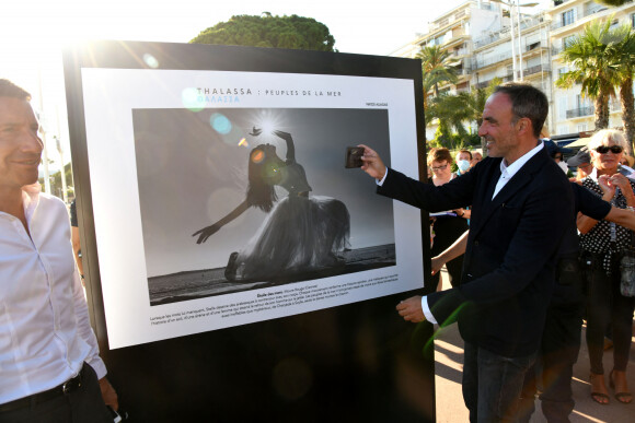 Inauguration de l'exposition des photographies de Nikos Aliagas "Thalassa, peuples de la mer" sur la croisette à Cannes le 25 juin 2020.
