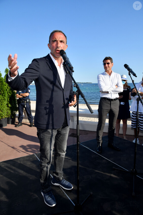 David Lisnard, le maire de Cannes - Inauguration de l'exposition des photographies de Nikos Aliagas "Thalassa, peuples de la mer" sur la croisette à Cannes le 25 juin 2020.