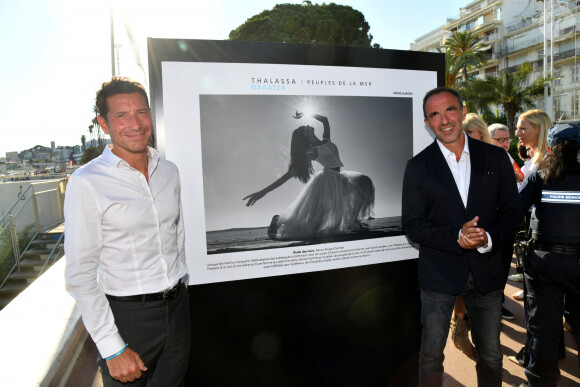 David Lisnard, le maire de Cannes, avec Nikos Aliagas - Inauguration de l'exposition des photographies de Nikos Aliagas "Thalassa, peuples de la mer" sur la croisette à Cannes le 25 juin 2020.