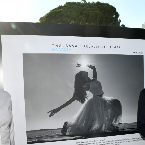 David Lisnard, le maire de Cannes, avec Nikos Aliagas - Inauguration de l'exposition des photographies de Nikos Aliagas "Thalassa, peuples de la mer" sur la croisette à Cannes le 25 juin 2020.