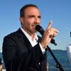 David Lisnard, le maire de Cannes et Nikos Aliagas - Inauguration de l'exposition des photographies de Nikos Aliagas "Thalassa, peuples de la mer" sur la croisette à Cannes le 25 juin 2020.