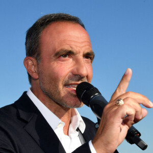 David Lisnard, le maire de Cannes et Nikos Aliagas - Inauguration de l'exposition des photographies de Nikos Aliagas "Thalassa, peuples de la mer" sur la croisette à Cannes le 25 juin 2020.