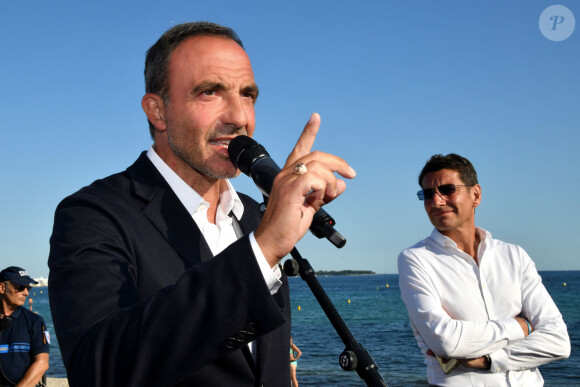 David Lisnard, le maire de Cannes et Nikos Aliagas - Inauguration de l'exposition des photographies de Nikos Aliagas "Thalassa, peuples de la mer" sur la croisette à Cannes le 25 juin 2020.