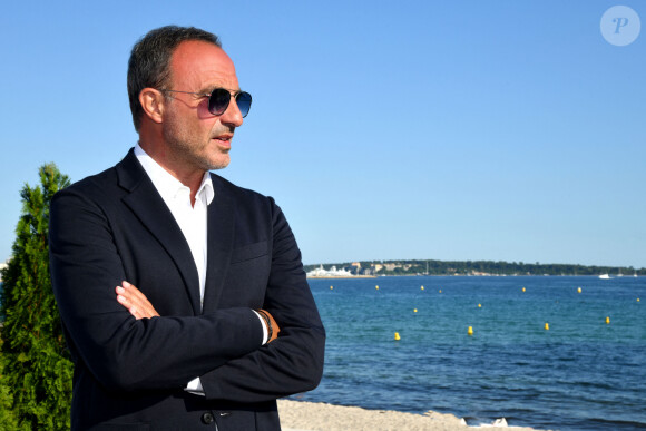 Inauguration de l'exposition des photographies de Nikos Aliagas "Thalassa, peuples de la mer" sur la croisette à Cannes le 25 juin 2020.