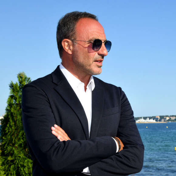 Inauguration de l'exposition des photographies de Nikos Aliagas "Thalassa, peuples de la mer" sur la croisette à Cannes le 25 juin 2020.