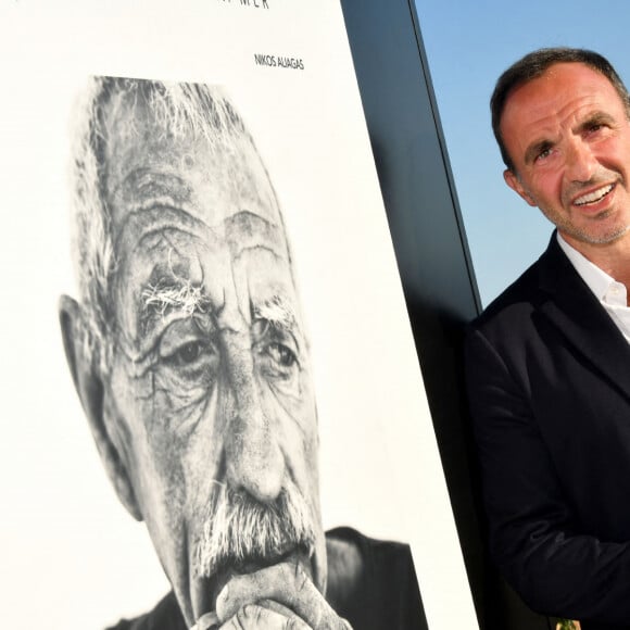 Inauguration de l'exposition des photographies de Nikos Aliagas "Thalassa, peuples de la mer" sur la croisette à Cannes le 25 juin 2020.