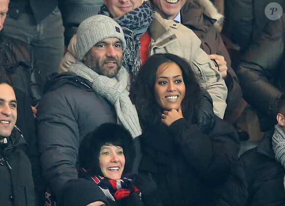 Exclusif - Amel Bent et son compagnon Patrick Antonelli assistent au match de Ligue des Champions PSG - Olympiakos Le Pirée au Parc des Princes à Paris le 27 novembre 2013.