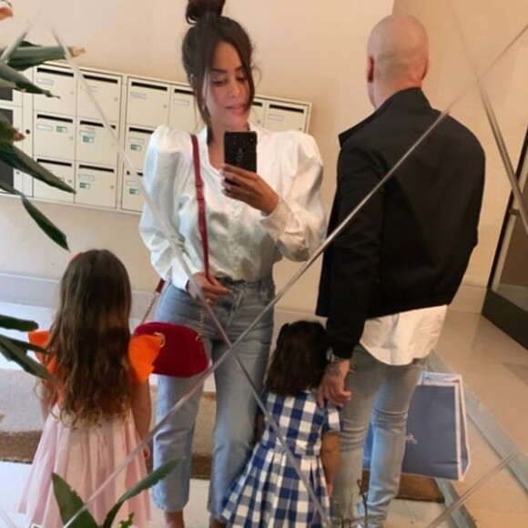 Amel Bent avec ses filles et un homme (sans doute son mari), Instagram, le 24 mai 2020.