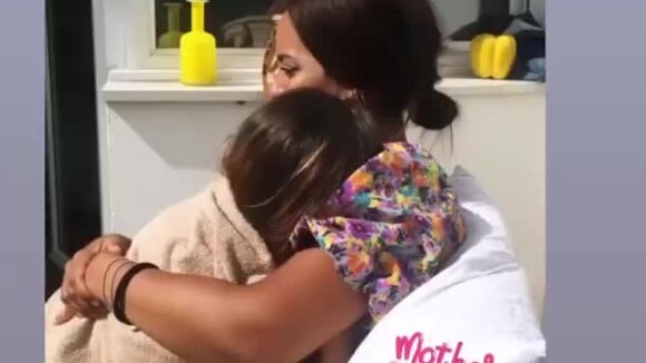 Amel Bent a republié une séquence d'elle en train de partager un câlin avec l'une de ses deux filles sur Instagram le 29 juin 2020.