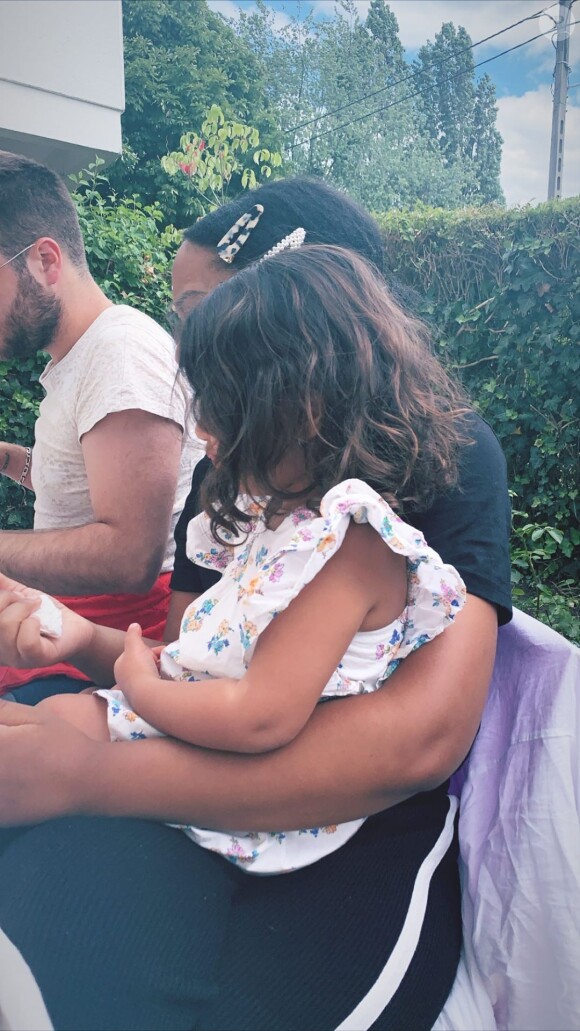 Amel Bent a publié une photo de sa fille HAna prise lors d'un déjeuner chez sa maman le 29 juin 2020.