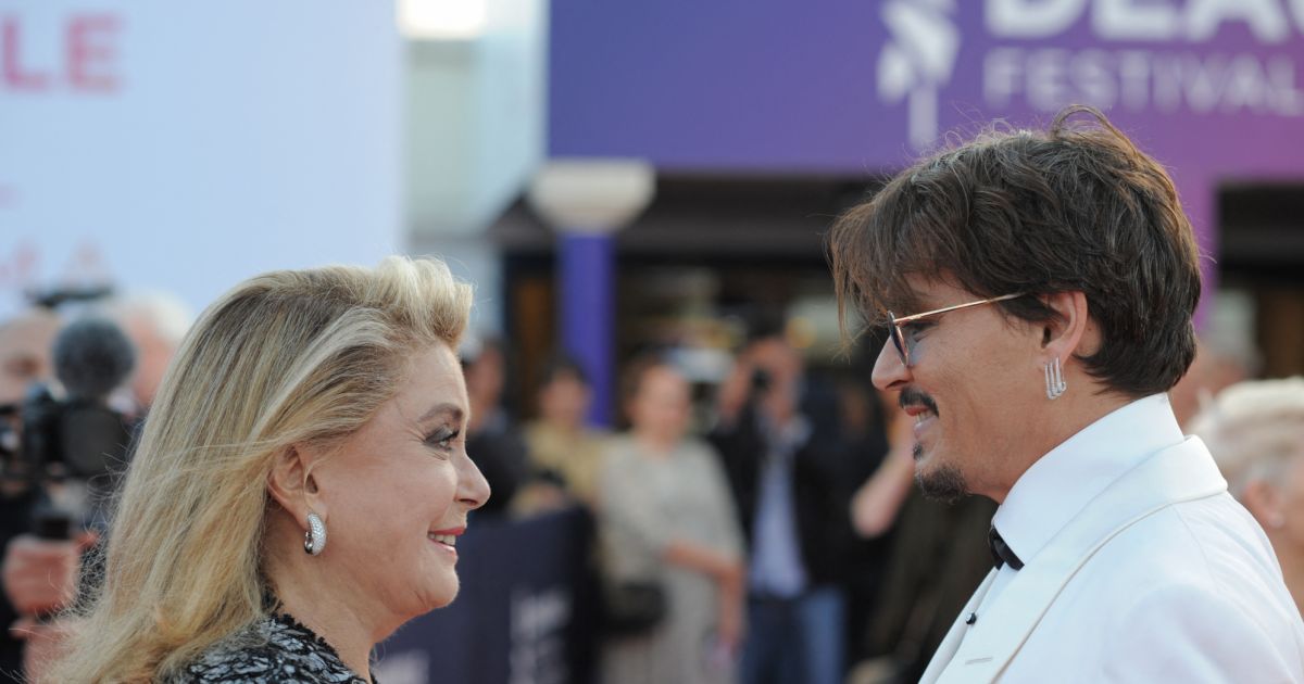 Catherine Deneuve et Johnny Depp à la première du film Waiting For The ...