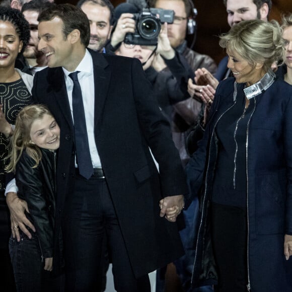 Emmanuel Macron avec sa femme Brigitte Macron (Trogneux), Emma (fille de L. Auzière), Tiphaine Auzière et son compagnon Antoine - Le président-élu, Emmanuel Macron, prononce son discours devant la pyramide au musée du Louvre à Paris, après sa victoire lors du deuxième tour de l'élection présidentielle le 7 mai 2017. © Cyril Moreau / Bestimage